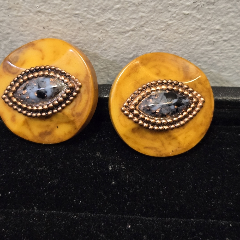 Vintage Round Earrings with Eye Design Clip-ons